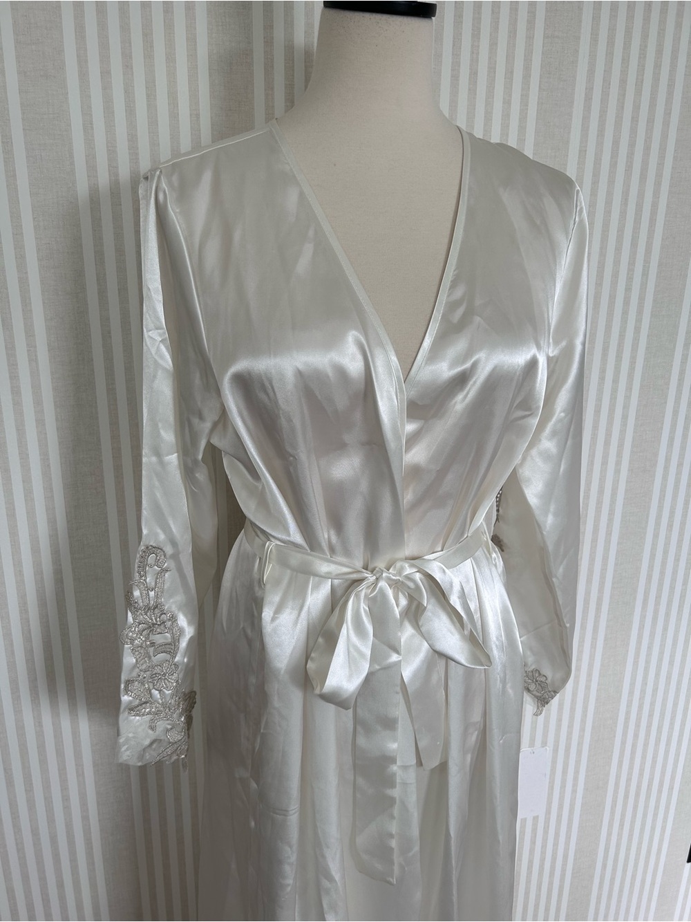 Flora Nikrooz Stella Long Robe Ivory Bridal Collection Women’s Size S/M NWT - Picture 4 of 9